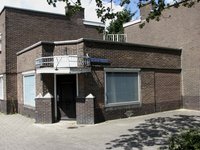 905956 Gezicht op een voormalig winkeltje op de hoek van de Kenaustraat en de Jan van der Doesstraat te Utrecht.